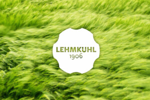 Lehmkuhl Brand Logo vor nordischer Wiese