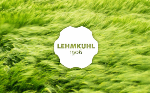 Lehmkuhl Brand Logo vor nordischer Wiese