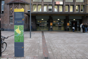 Stele im Leitsystem am Bahnhofsvorplatz Oldenburg