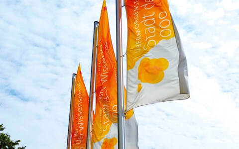 3 Flaggen im Corporate Design der Stadt Oldenburg vor blauem Himmel