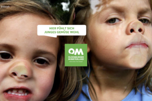 Imagewerbung mit 2 Kindern mit plattgedrückter Nase an Scheibe im Destinationsmarketing