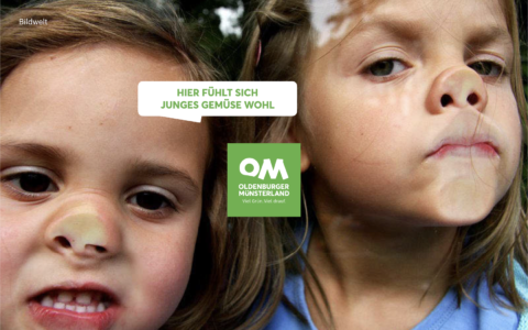 Imagewerbung mit 2 Kindern mit plattgedrückter Nase an Scheibe im Destinationsmarketing
