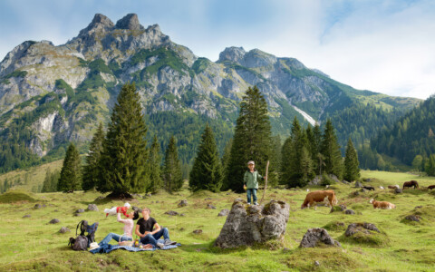 Markenaufbau für sanften Tourismus in den Alpen – Familie vor Bergkulisse