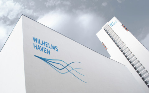 Fassade mit Wort-Bild-Marke Corporate Design Wilhelmshaven